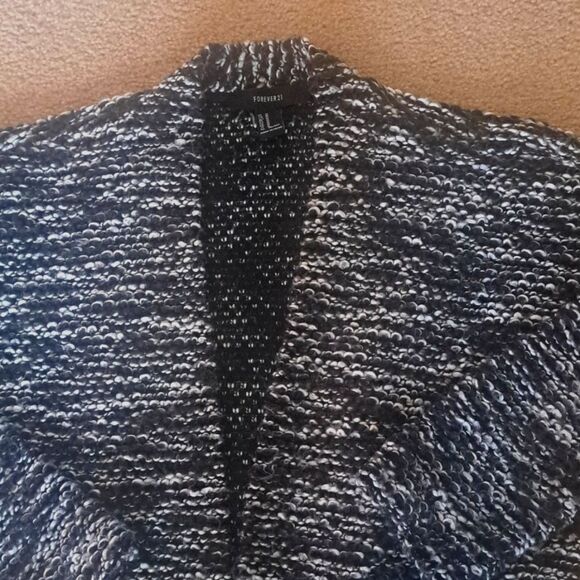 MEDIUM (OVERSIZED)     FOREVER 21 SWEATER - Picture 4 of 4